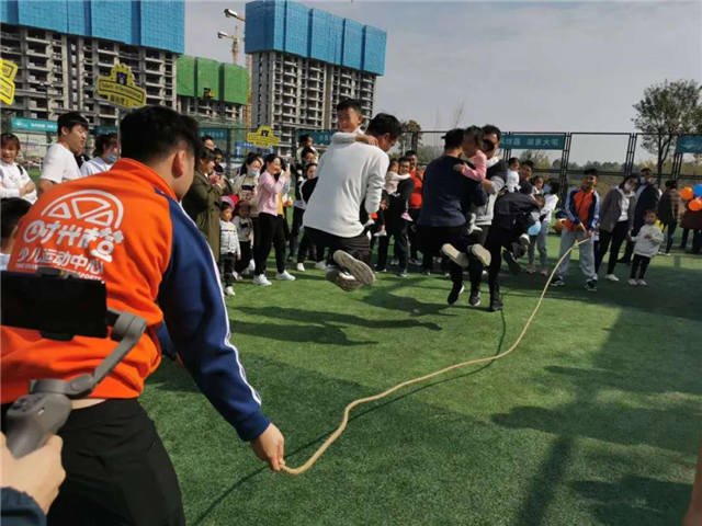 理想生活就是大人在笑，孩子们在嬉闹